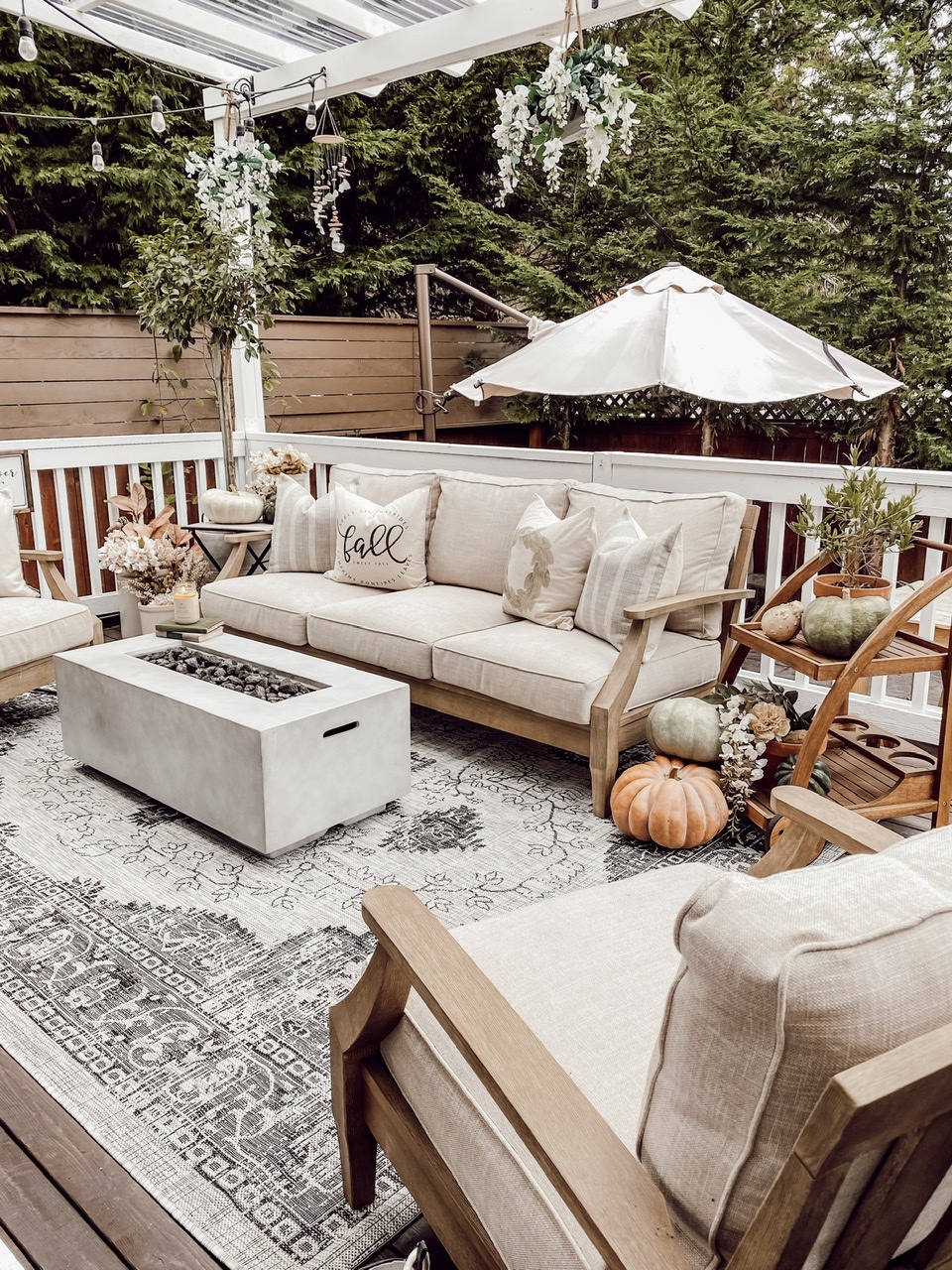 Creating a Cozy Fall Patio - A Farmhouse Style Outdoor Living Space ...