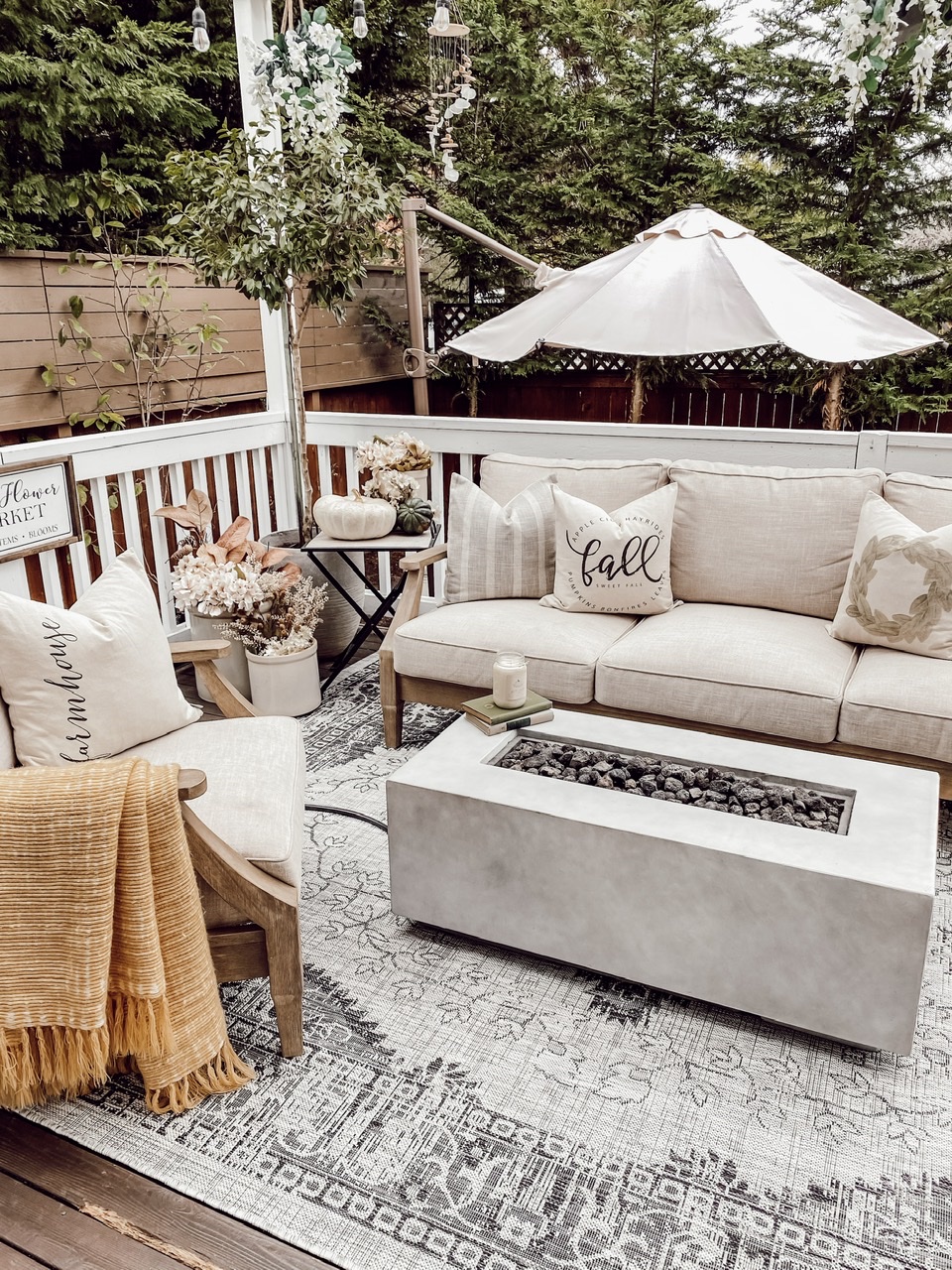 Creating a Cozy Fall Patio - A Farmhouse Style Outdoor Living Space ...